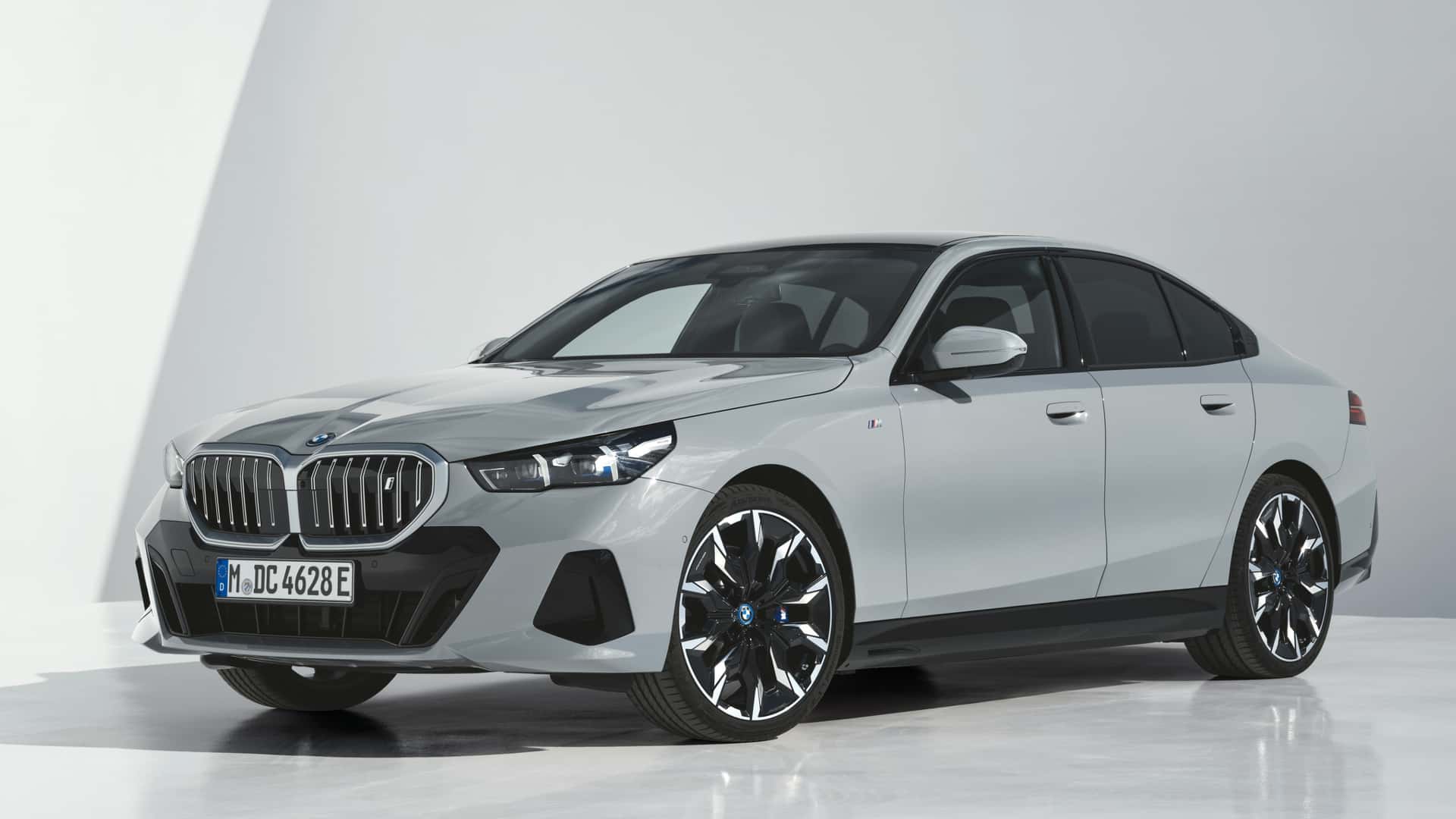 مشخصات بی‌ام‌و از سری ۵ خودروی عالی و طراحی جذاب  - BMW i5 M60