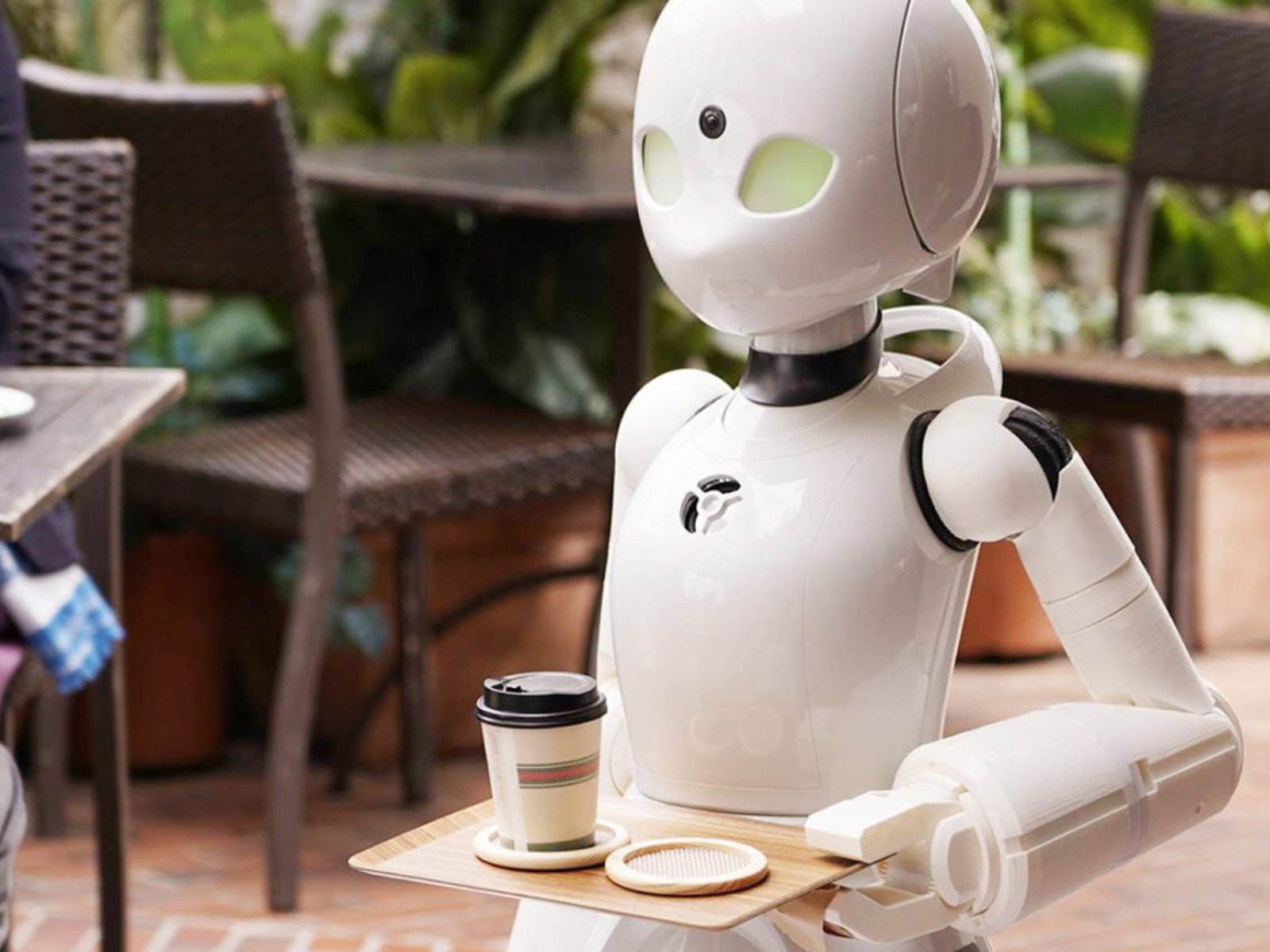 کافه‌ها با کمک ربات‌های جدید می‌توانند سر و صدای مکالمه‌ها را حذف کنند
