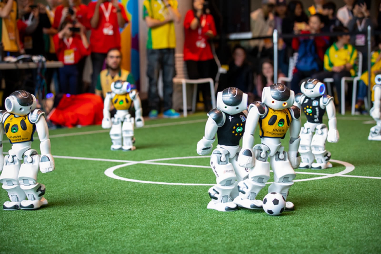 ربات‌های انسان‌نمای گوگل در زمین چمن، فوتبال بازی می‌کنند