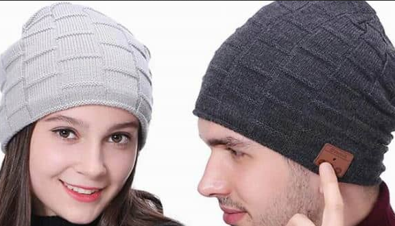 این کلاه بافتنی علاوه بر گرم نگه داشتن شما، یک هدفون بلوتوثی هم در خود دارد
