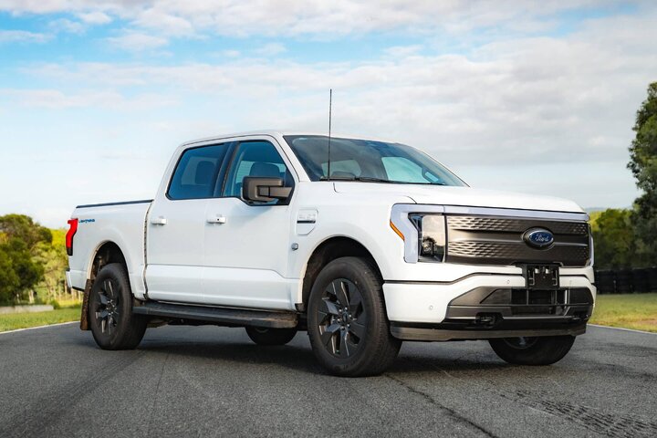 خودرو فورد F-150 لایتنینگ مدل 2025 چه مشخصاتی دارد؟
