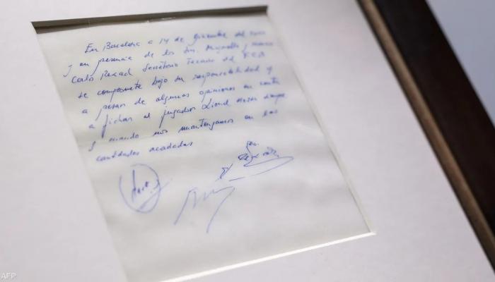 دستمالی  که قرارداد اولیه لیونل مسی با بارسلونا روی آن نوشته شده است