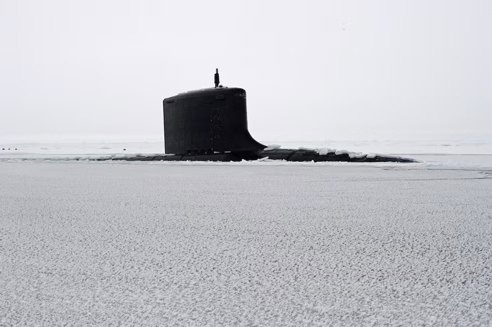 زیردریایی USS New Mexico (SSN 779) از کلاس ویرجینیا در حال روی آب آمدن در آب های یخ زده قطب شمال در سال ۲۰۱۴