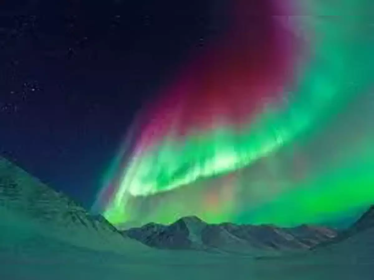 علت رنگی بودن شفق قطبی اندرکنش ترکیبات شیمیایی متفاوت جو زمین با ذرات باردار است
