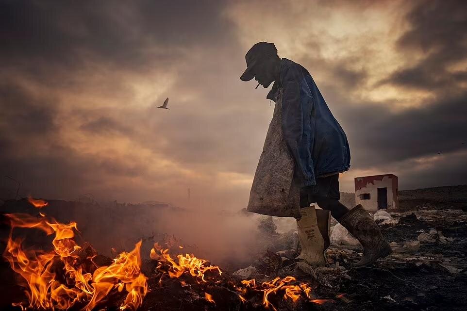 عکسی تکان‌دهنده از مردی در حال گذر از زباله‌دانی در آنگولا-مسابقه عکاسی Refocus 2024