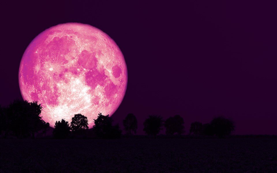 ماه توت‌فرنگی ارتباطی با رنگ ماه ندارد